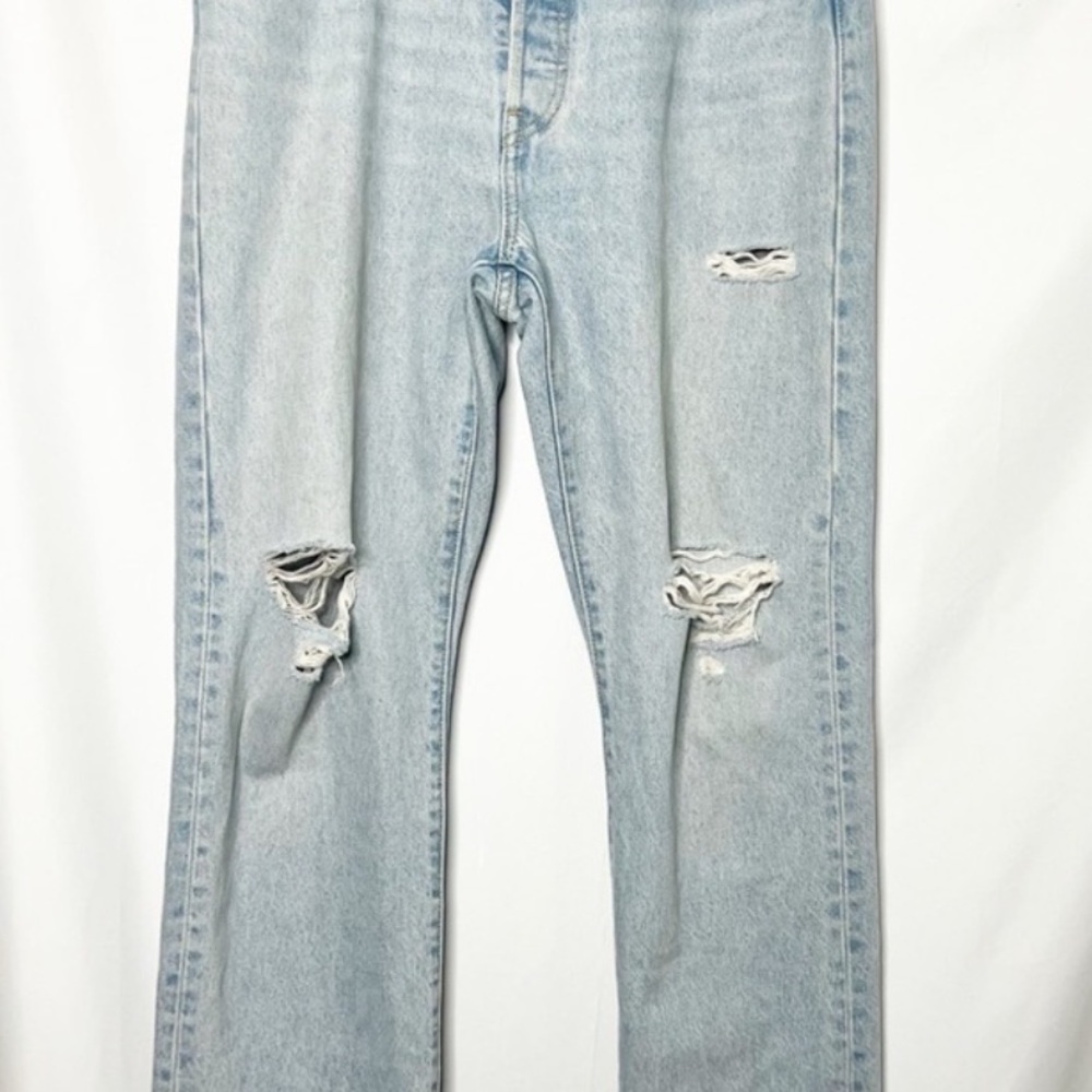 Levi's 501 womems 30 waist 30 in long   Distressed straight leg button up